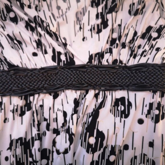 Speechless Ladies Sleeveless Black & White V-neck Top - Picture 6 of 8